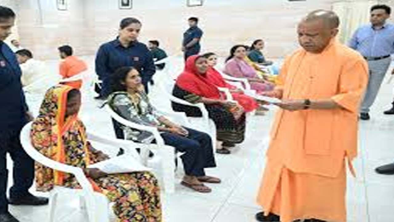 सीएम योगी ने जनता दर्शन में फरियादियों की सुनी समस्याएं, अधिकारियों को दिए निस्तारण के निर्देश