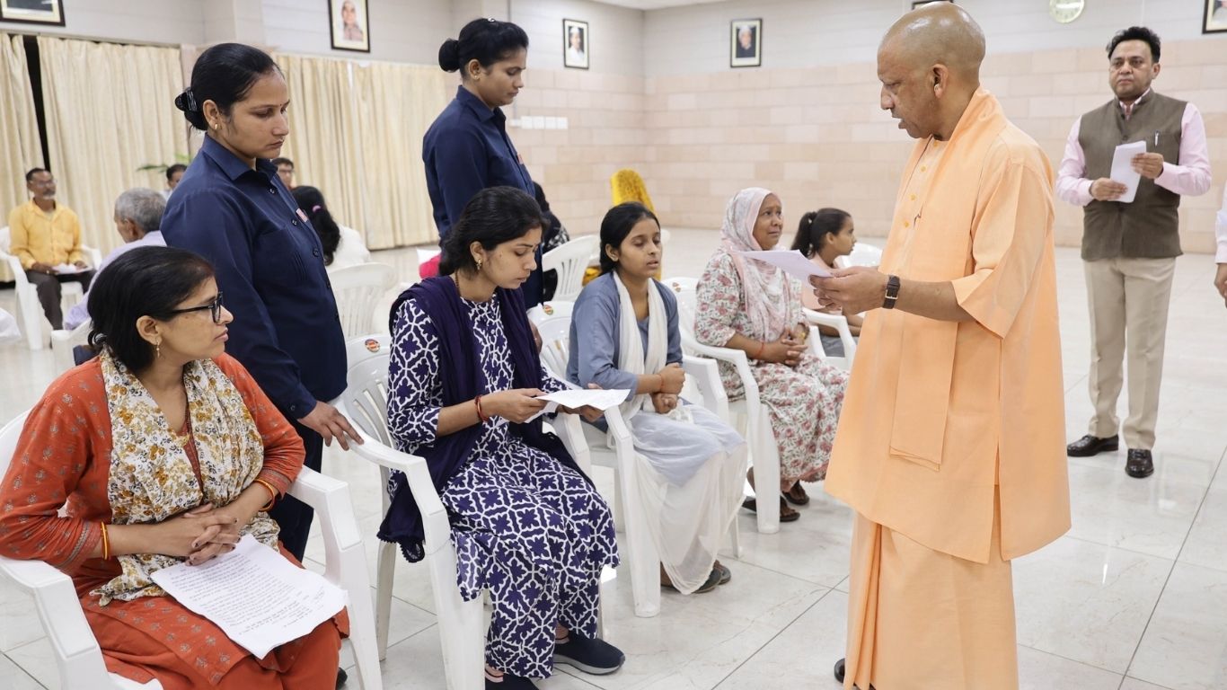 जनता दर्शन में उच्च शिक्षा के लिए पहुंची बच्ची, सीएम योगी से लगाई गुहार