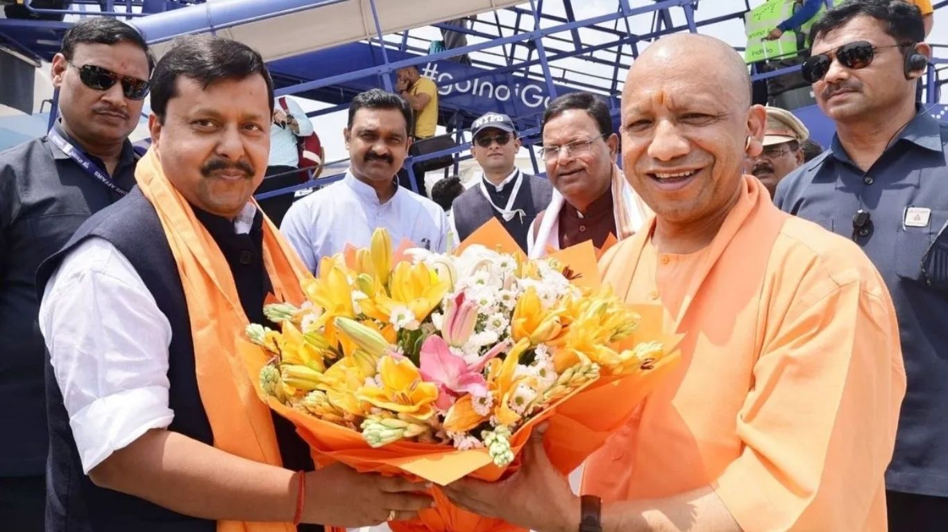 दो दिवसीय दौरे पर लखनऊ पहुंचे BJP अध्यक्ष, एयरपोर्ट से पार्टी मुख्यालय तक किया रोड-शो