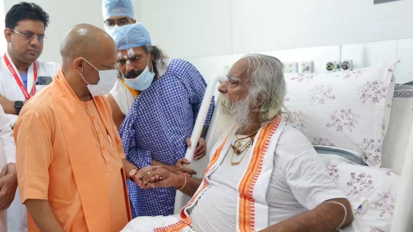 मेदांता पहुंचकर सीएम योगी ने महंत नृत्य गोपाल दास का लिया हालचाल, डॉक्टरों से भी लिया हेल्थ अपडेट