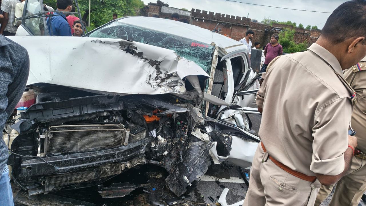अतीक अहमद के छोटे बेटे समेत 2 की सड़क हादसे में मौत, 3 घायल